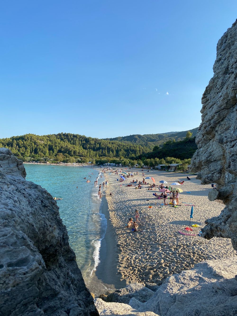 Plajă între stânci în Thassos
