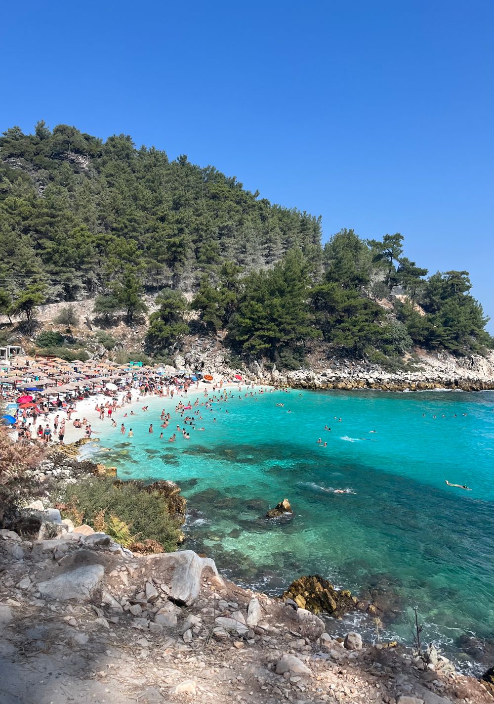Plajă cu apă turcoaz în Thassos